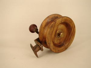 SIDECAST_FISHING_REEL_077a